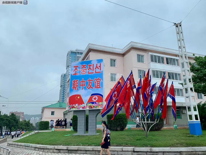 平壤街头的中朝两国国旗和标语。（央视记者段德文拍摄）