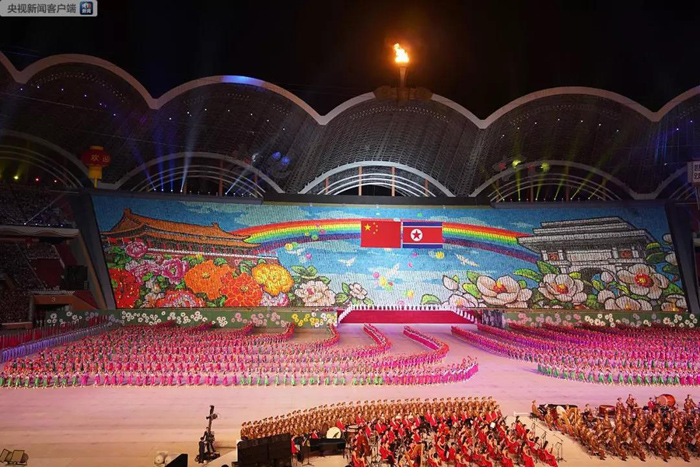 演出开场，中朝两国国旗在体育场内冉冉升起。